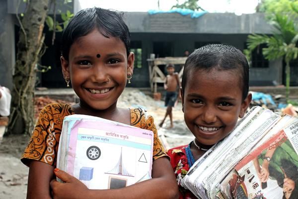Zwei Schülerinnen in Bangladesch