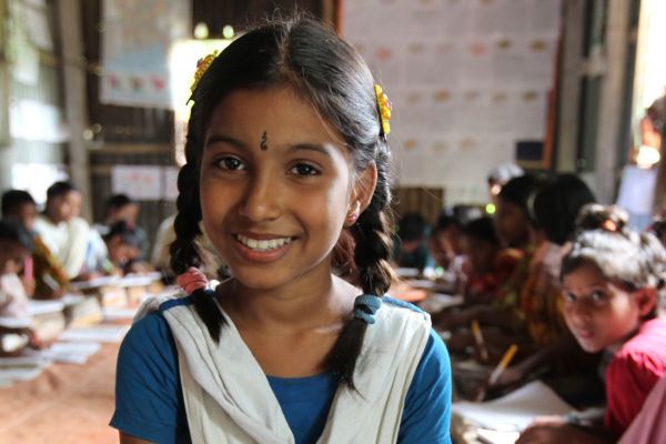 Lächelnde Schülerin in Bangladesch