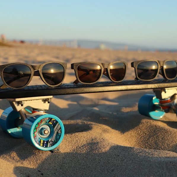 Bureo Skateboard und drei Sonnenbrillen aus alten Fischernetzen