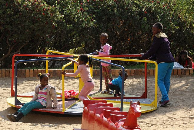Kinder auf einem Spielplatz in Windhoek.
