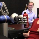 Gelähmte Frau steuert Roboterarm mit bloßen Gedanken