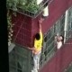 Mutiger Mann rettet Vierjährige vor Sturz vom Balkon