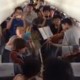 Musiker des Philadelphia Orchestra geben Spontankonzert in Flugzeug