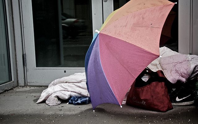 obdachlos, regenbogenschirm, positive nachrichten, lottogewinn